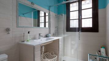 Een douche, een haardroger, handdoeken