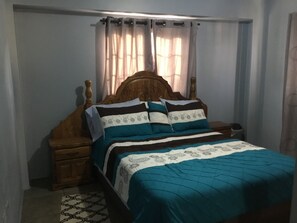 2 bedrooms, iron/ironing board, free WiFi, bed sheets - 2 bedroom apartment  located 5 minutes from the highway & downtown shopping  (San Fernando)