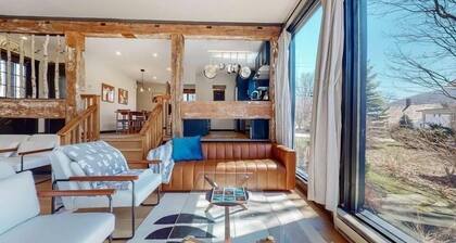NEW - Cozy Modern: Stunning views,3 mins ski,BBQ,Fire Pit,Game Room,walk to town
