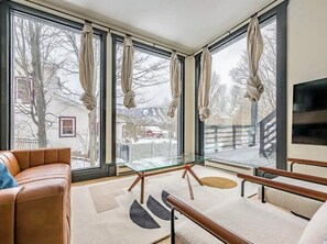 TV connectée, cheminée, livres