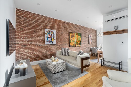 Downtown Luxe: Metro, King Bed, Parking, Sleeps 6