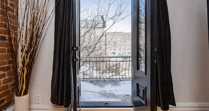 Downtown Luxe: Metro, King Bed, Parking, Sleeps 6
