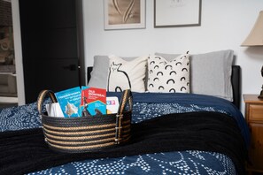 3 bedrooms, desk, iron/ironing board, free WiFi - Downtown Luxe: Metro, King Bed, Parking, Sleeps 6 (Montréal)