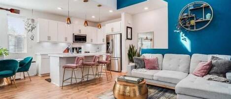 Smart TV, libros y monitor de computadora