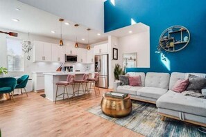 Smart TV, libri, monitor per computer