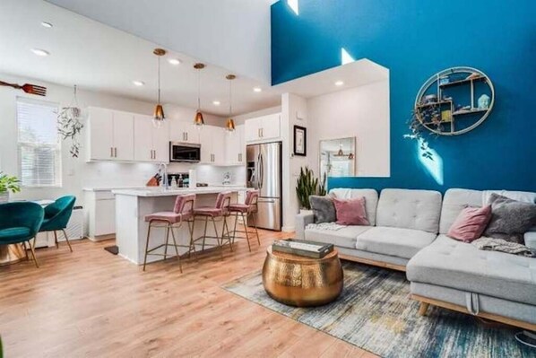 Smart TV, libros y monitor de computadora 