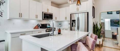 Kjøleskap, mikrobølgeovn, ovn og kokeplater