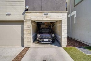 Property grounds - 2 B/2B House-Town Condo with Garage/Gym and Rooftop Outdoor Patio! (Sacramento)