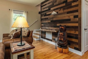 TV - Clean, Comfortable Holiday Season Home | King Beds (Horse Shoe)