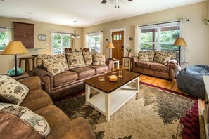 TV - Clean, Comfortable Holiday Season Home | King Beds (Horse Shoe)