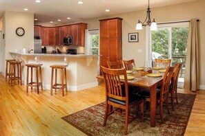 Dining - Mountain Cottage Comfort - Highly Rated - King Beds - A+ Location - Fast WiFi (Horse Shoe)