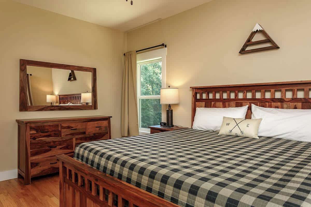 3 makuuhuonetta, silitysrauta/-lauta, vauvan matkasänky, Wi-Fi