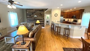 TV - Mountain Cottage Comfort - Highly Rated - King Beds - A+ Location - Fast WiFi (Horse Shoe)