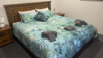 4 bedrooms, WiFi, bed sheets