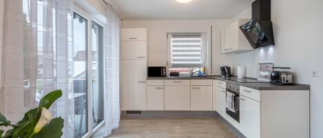 冷蔵庫、電子レンジ、オーブン、コンロ