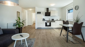Un apartamento moderno con sala de estar, comedor y cocina.