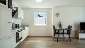 Een koelkast, een microgolfoven, een oven, een kookplaat