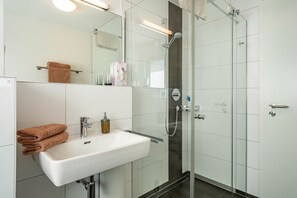 Ducha, secador de pelo, toallas