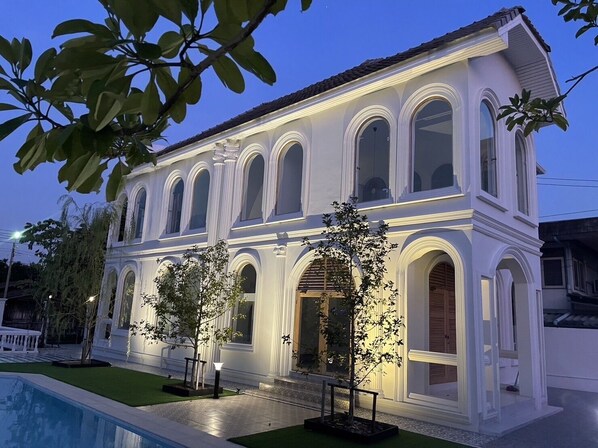 Outdoor pool - Private 3 Bedroom Pool Villa Riverside in Bangkok - 1 min from MRT Bang Phai (Bangkok)