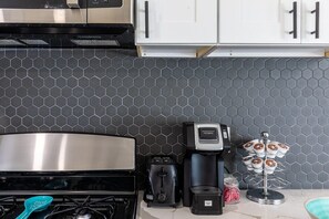 Fridge, microwave, oven, stovetop - Gerti’s Bungalow Summ (Austin)