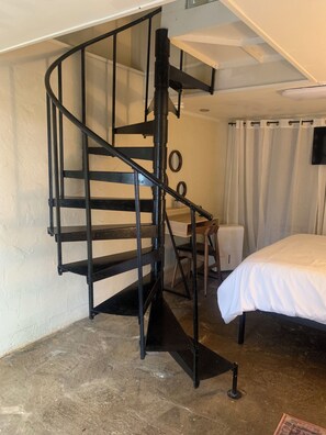 2 habitaciones, escritorio, tabla de planchar con plancha y wifi