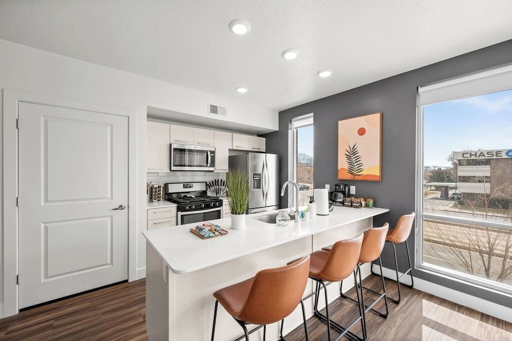 Een koelkast, een magnetron, een oven, een kookplaat