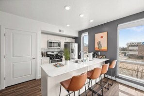 Refrigerador, microondas, horno y parrilla de estufa 