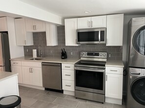 Geladeira, micro-ondas, cooktop, lava-louças