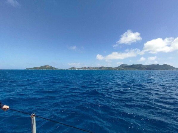A view of the ocean with a distant landmass and a clear sky. - Wenmel Home (San Andrés)