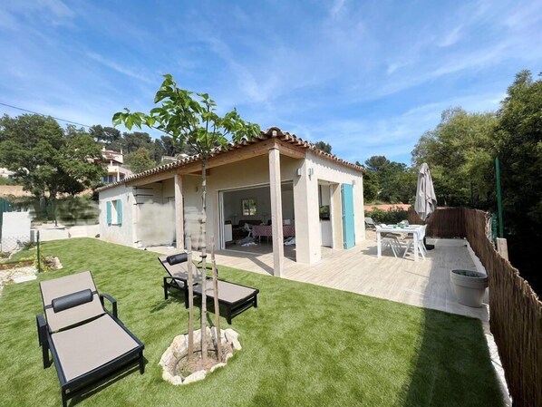 Outdoor dining - Bungalow with terrace close to the Gigaro beach (LA CROIX VALMER)