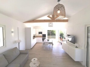 TV - Bungalow with terrace close to the Gigaro beach (LA CROIX VALMER)