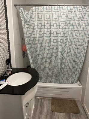 SĂšche-cheveux, serviettes fournies, savon, papier toilette
