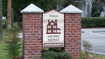 Ein Backsteinschild mit dem Text 'OCALA HISTORIC DISTRICT Gegründet 1984' und einem Gebäude-Symbol.