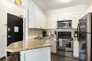 Refrigerador, periquera y utensilios de cocina 