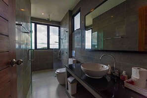 Douche, sèche-cheveux, serviettes fournies, savon