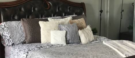 3 makuuhuonetta, silitysrauta/-lauta, vuodevaatteet