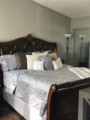 3 makuuhuonetta, silitysrauta/-lauta, vuodevaatteet