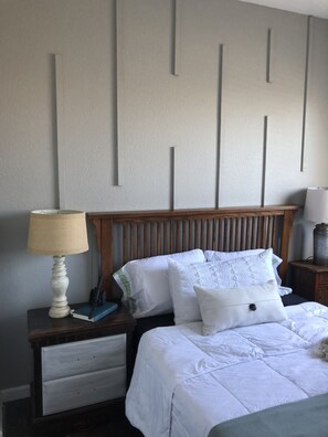 3 quartos, ferros/tábuas de passar roupa, roupa de cama