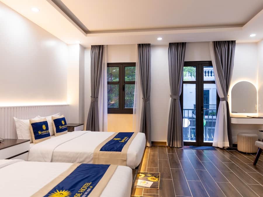 Quarto quádruplo luxo | Camas com colchões pillow-top, escrivaninha, quartos à prova de som