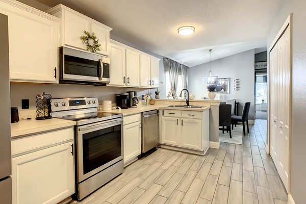 雪櫃、微波爐、焗爐、爐具