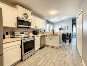 Refrigerador, microondas, horno, placa de cocina