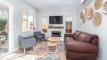 Smart-TV, Kamin, Bücher