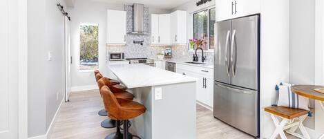 Private kitchen | Fridge, microwave, oven, stovetop