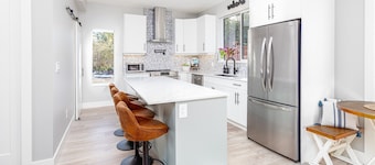 Beautiful new home, short stroll to the ocean.