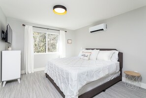 2 chambres, fer et planche à repasser, lit de bébé portatif
