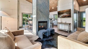 Un salon moderne avec une cheminée, un canapé et un tapis.