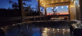 NEW Modern. Mtn Views. Arcade. Hot Tub. Pool Table 