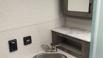 Chuveiro, secador de cabelo, toalhas de banho, sabonete