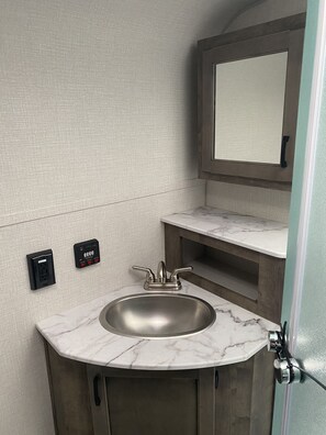 Suihku, hiustenkuivaaja, pyyhkeet, saippua