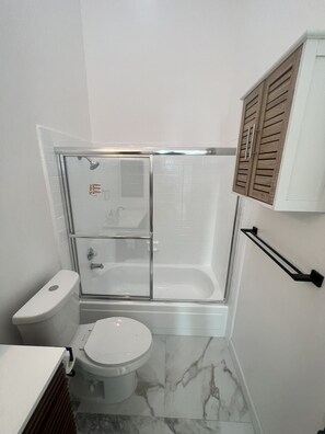 Bathroom - Beautiful Bungalow 10 min walk to the beach and downtown (Huntington Beach)